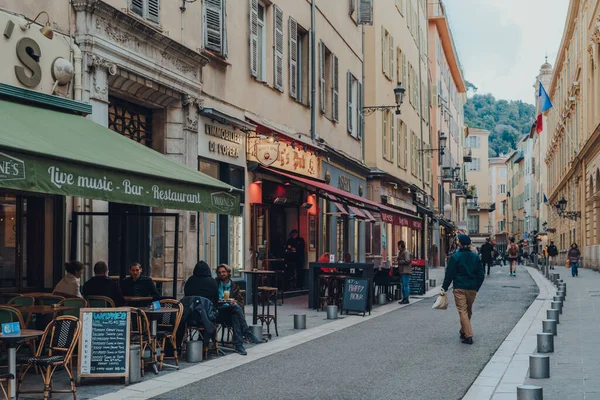 ニース フランス 2022年3月10日 ニースの旧市街 フランスのリビエラの有名な観光地 テーブルの人々と過去を歩く — ストック写真