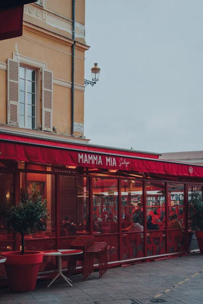 ニース フランス 2022年3月10日 毎日のオープンエア市場で知られているニースの旧市街の通りCours SaleyaのMamma Miaレストランの外観 — ストック写真