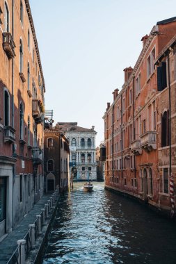 Venedik, İtalya - 21 Mayıs 2022 Venedik 'te dar bir kanalda tekne. Şehirdeki ana ulaşım aracı teknelerdir..