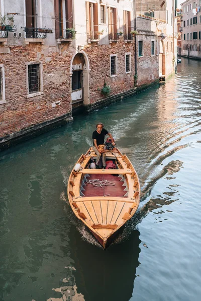 Venise Italie Mai 2022 Italien Avec Chien Conduisant Petit Bateau — Photo