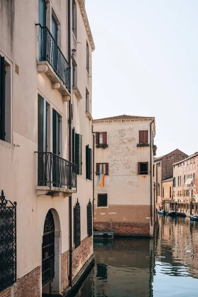 ヴェネツィア イタリア 2022年5月21日 ヴェネツィアの狭い運河上の建物 ヴェネツィアは そのユニークさと建築のためにイタリアで人気の観光地です — ストック写真