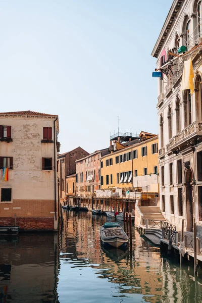 ヴェネツィア イタリア 2022年5月21日 小さな木製のボートは ヴェネツィアの狭い運河に係留建設ゴミでいっぱい ボートは市内の交通の主なモードです — ストック写真