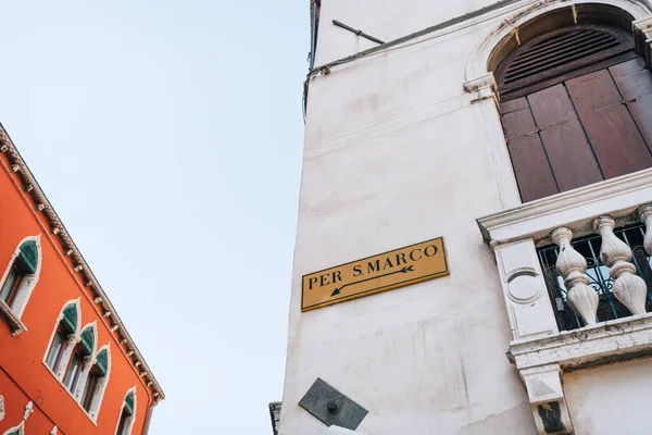 マルコ マルコのために イタリアのヴェネツィアの建物の壁に方向矢印記号 — ストック写真