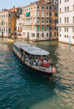Venedik, İtalya - 21 Mayıs 2022: Veneto bölgesinin başkenti Venedik 'teki Büyük Kanal' da seyreden Vaporetto su otobüsü.
