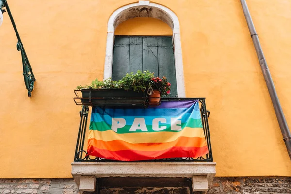 Σημαία Rainbow Μια Λέξη Pace Ειρήνη Που Παραδίδει Κάγκελα Μπαλκονιού — Φωτογραφία Αρχείου