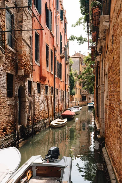 ヴェネツィア イタリア 2022年5月21日 ヴェネツィアの狭い運河に係留ボート ボートは市内の交通の主なモードです — ストック写真