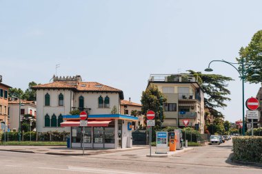 Venedik, İtalya - 22 Mayıs 2022: Venedik Gölünde Film Festivali 'yle ünlü bir bariyer ada olan Lido Adası' nda IP tarafından işletilen küçük bir benzin istasyonu.