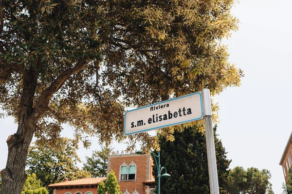 Lido Adası 'ndaki Riviera Santa Maria Elisabetta caddesindeki tabela. Venedik Gölünde bir bariyer adası. İtalya Film Festivali' yle ünlüdür..