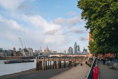 Londra, İngiltere - 8 Eylül 2022: Londra ufuk çizgisinin ve Thames Nehri 'nin yanında tiyatrolarla ünlü bir alan olan South Bank' tan Londra şehrinin görüntüsü.