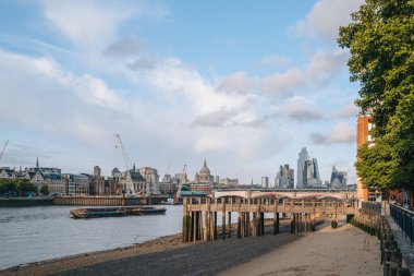 Londra, İngiltere - 8 Eylül 2022: Londra ufuk çizgisinin ve Thames Nehri 'nin yanında tiyatrolarla ünlü bir alan olan South Bank' tan Londra şehrinin görüntüsü.