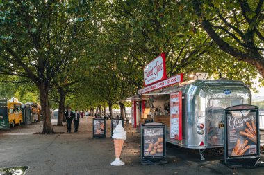 Londra, İngiltere - 8 Eylül 2022: Güney Şeria 'daki Sweet Spot yemek kamyonları, Thames Nehri' nin yanı sıra Southbank Centre, National Theatre ve BFI sinema salonlarıyla ünlü bir alan..