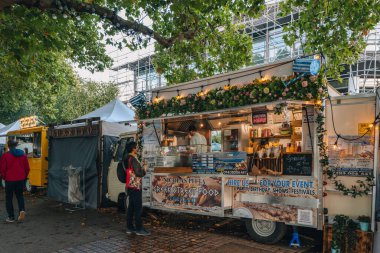 Londra, İngiltere - 8 Eylül 2022: Güney Şeria 'da Nicolas Pitta yemek kamyonu, Thames Nehri yakınlarındaki Southbank Centre, National Theatre ve BFI sinema salonlarıyla ünlü bir alan..