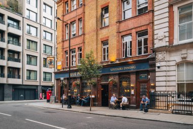 Londra, İngiltere - 1 Eylül 2022: Fitzrovia 'da Newman Caddesi' ndeki Blue Posts barının açık masalarındaki insanlar, Londra 'nın çeşitli yerlerinde restoranlar, oteller, barlar ve galeriler var..