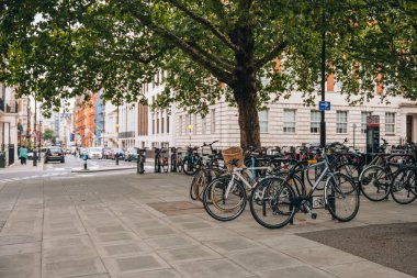 Londra, İngiltere - 1 Eylül 2022: Grosvenor Meydanı 'na park etmiş çok sayıda bisiklet, Londra' nın batı ucunda, Westminster Borough şehrinin varlıklı bir bölgesi..