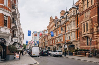 Londra, İngiltere - 1 Eylül 2022: Mayfair 'deki Duke Caddesi manzarası, Londra' nın Batı ucunda, Westminster Borough şehrinde bir yaz günü.