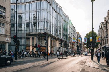 Londra, İngiltere - 1 Eylül 2022: Londra 'nın en ünlü alışveriş caddelerinden biri olan New Oxford Caddesi' ndeki insanlar, bir yaz gününde.