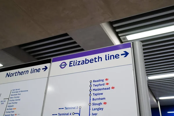 Londres Reino Unido Septiembre 2022 Señal Dirección Hacia Elizabeth Line — Foto de Stock