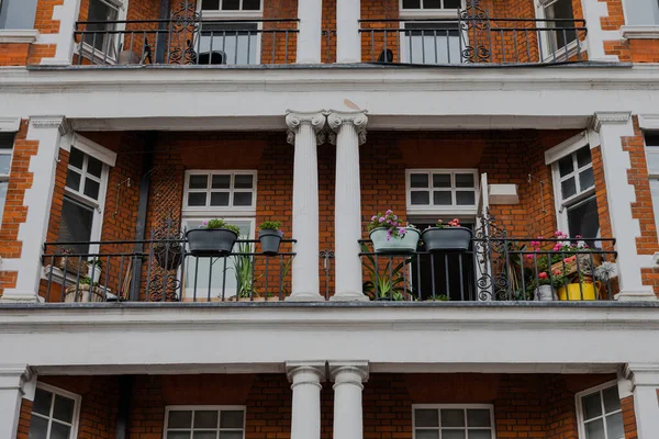 Alacsony Látószögű Kilátás Egy Hagyományos Vörös Tégla Apartman Blokk Erkéllyel — Stock Fotó