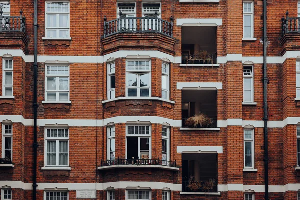 Vista Baixo Ângulo Bloco Apartamentos Tijolo Vermelho Tradicional Mayfair Londres — Fotografia de Stock