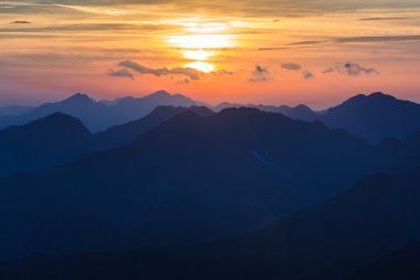 günbatımı Güney Karpatlar fagaras Dağların üzerinden