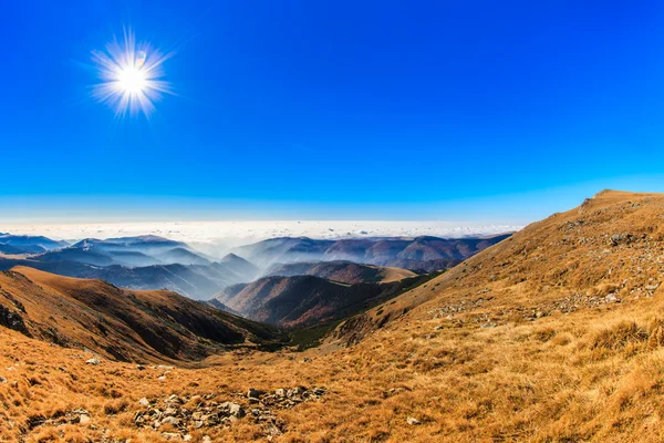 Dağlar ve Bulutlar — Stok fotoğraf