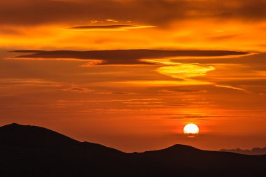 Sunrise bir dağ yamacında