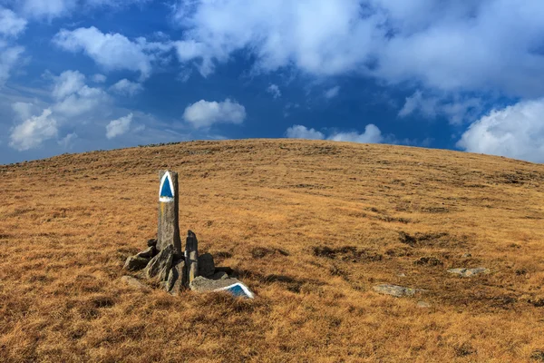 Marca en el sendero turístico —  Fotos de Stock