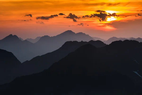 Solnedgång över Făgăraş bergen, södra Karpaterna — Stockfoto