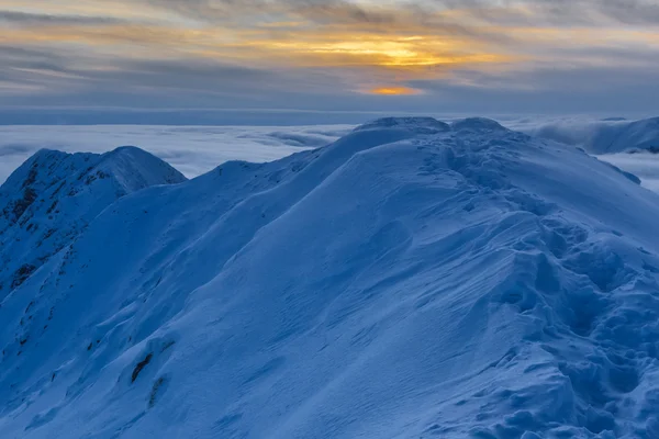 Zonsondergang over de bergen in de winter — Stockfoto