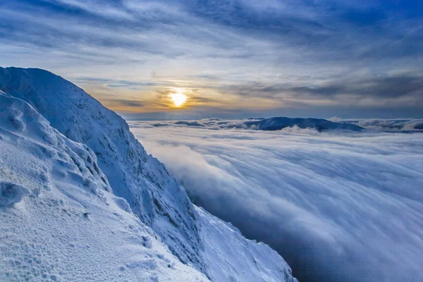 Захід сонця над горами і хмарами взимку — стокове фото