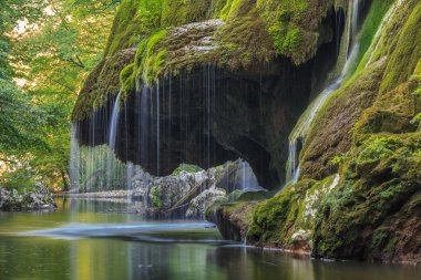 nera beusnita gorges milli park, Romanya bigar art arda düşüyor.