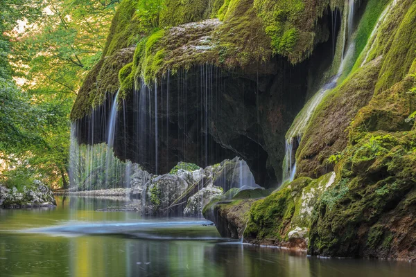 Bigar trapsgewijze valt in nera beusnita gorges nationaal park, Roemenië. — Stockfoto