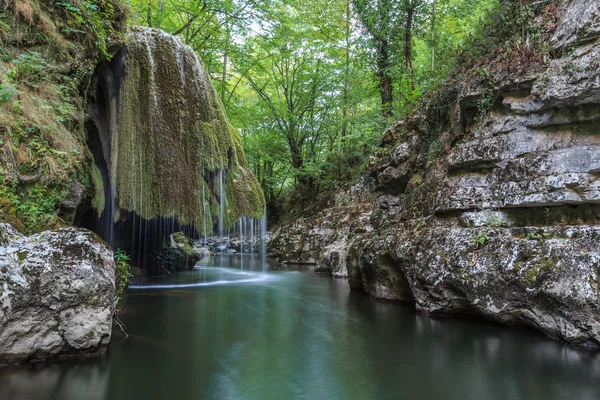 Biger kaskády klesá v nera beusnita soutěsky národní park, Rumunsko. — Stock fotografie