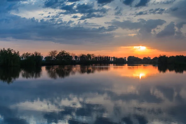 Alba sul lago — Foto Stock