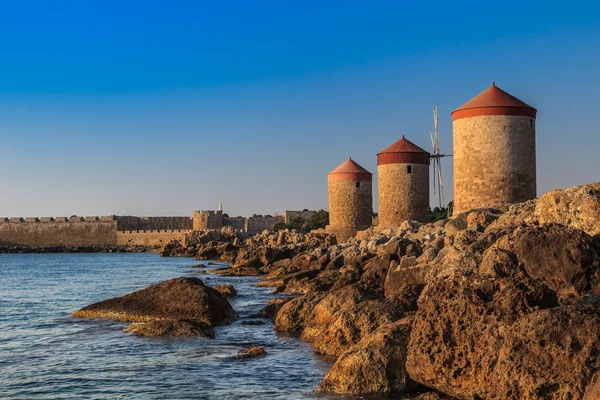 Moulins à vent à Rhodes Grèce — Photo