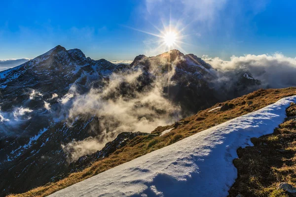 Coucher de soleil sur les monts Fagaras, Carpates du Sud — Photo