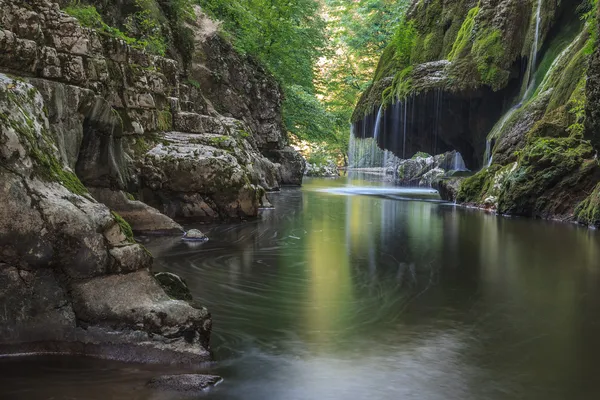 Biger kaskády klesá v nera beusnita soutěsky národní park, Rumunsko. — Stock fotografie