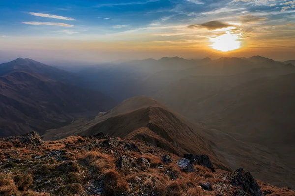 Günbatımı Güney Karpatlar fagaras Dağların üzerinden — Stok fotoğraf