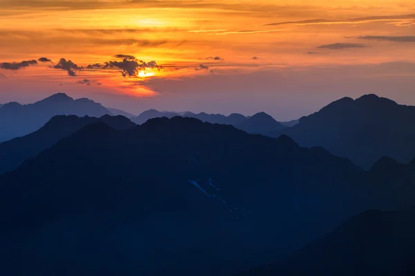 Günbatımı Güney Karpatlar fagaras Dağların üzerinden — Stok fotoğraf