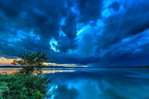 Kara fırtına bulutları