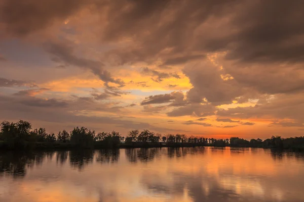 Alba sul lago — Foto Stock