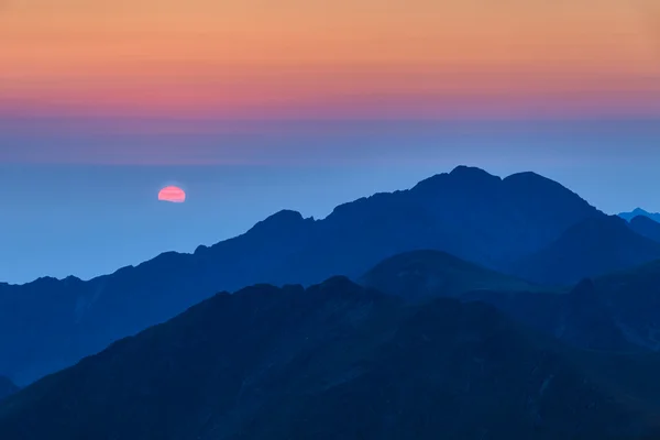 Ανατολή του ηλίου πάνω από την οροσειρά Fagaras, Νότια Καρπάθια — Φωτογραφία Αρχείου