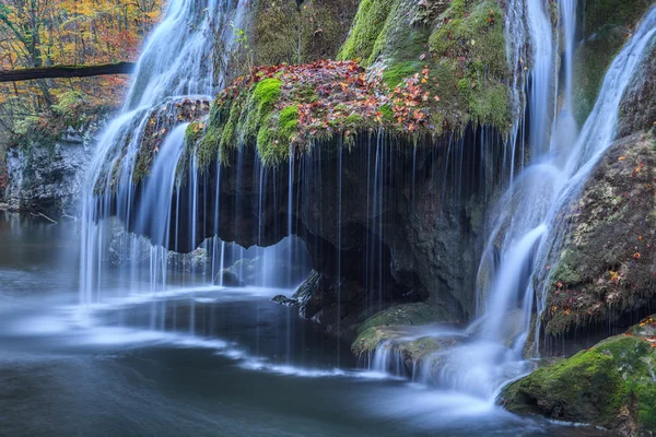比格尔梯级瀑布在 nera beusnita 三峡国家公园，罗马尼亚 — 图库照片