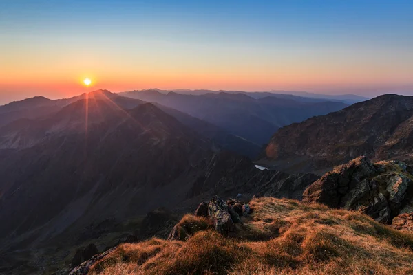 Răsărit de soare peste Munții Făgăraș, Carpații de Sud — Fotografie, imagine de stoc