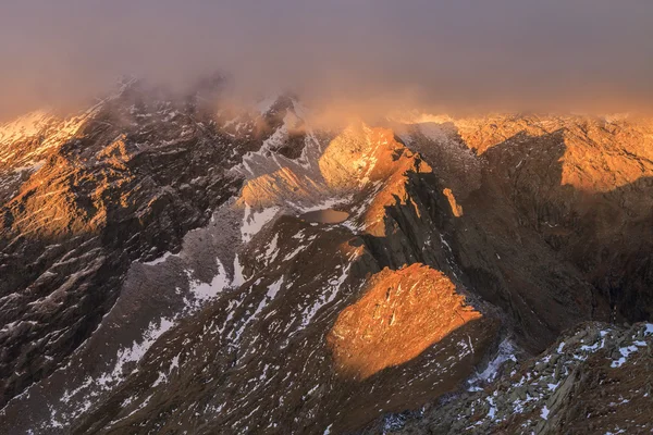 Lago Caltun en las montañas de Fagaras — Foto de Stock