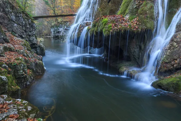 Bigar trapsgewijze valt in nera beusnita gorges nationaal park, Roemenië — Stockfoto