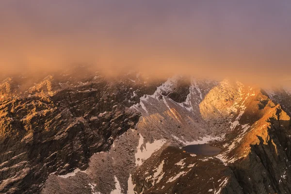 Caltun järvi Fagaras vuoristossa — kuvapankkivalokuva