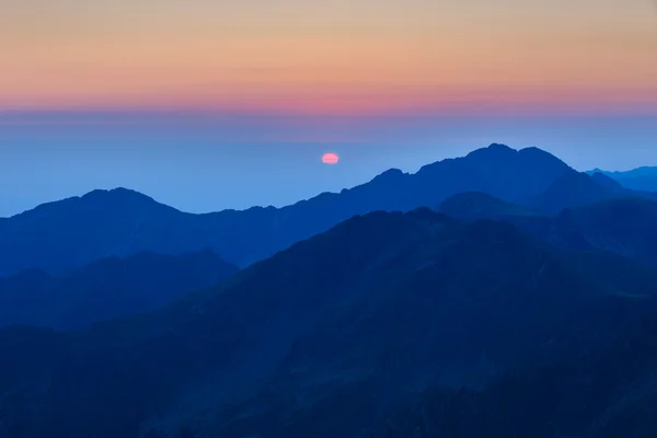 Amanecer sobre las montañas Fagaras, Cárpatos del Sur —  Fotos de Stock