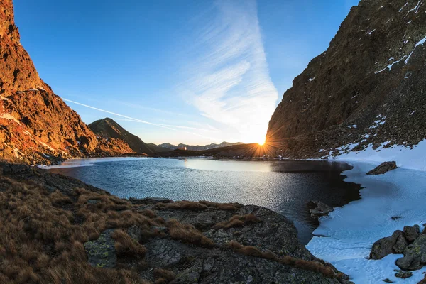 Lago di Caltun nelle montagne di Fagaras — Foto Stock