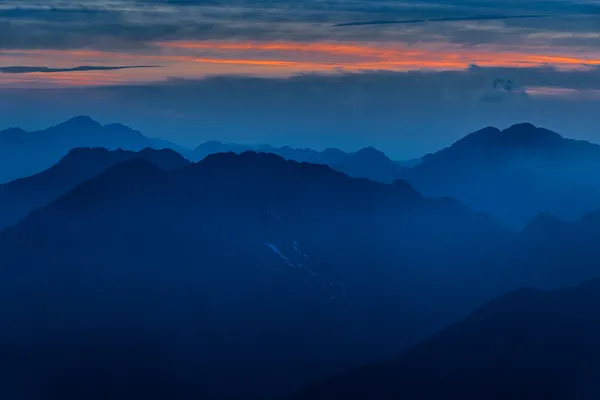 Puesta de sol sobre las montañas Fagaras, Cárpatos del Sur —  Fotos de Stock